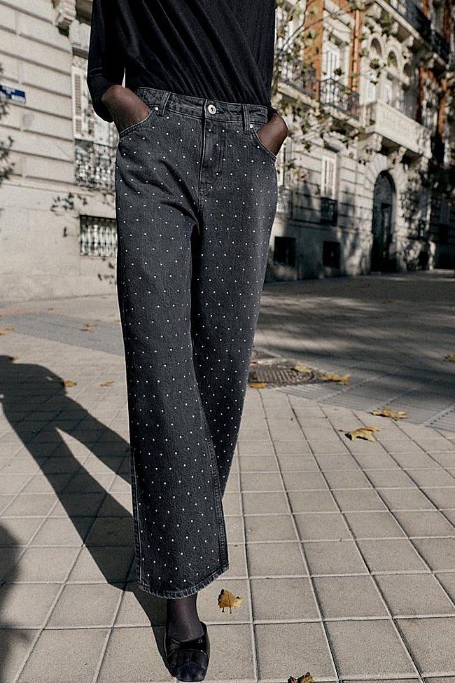 Vaqueros con brillos de Zara (35,99 euros)