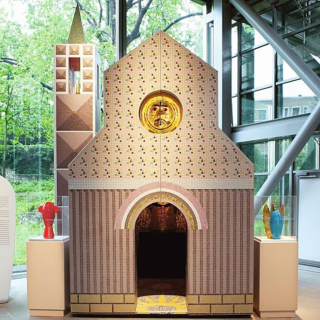 Pequeña Catedral concebida por el arquitecto italiano Alessandro Mendini en 2002, cuyo interior está revestido de mosaicos.