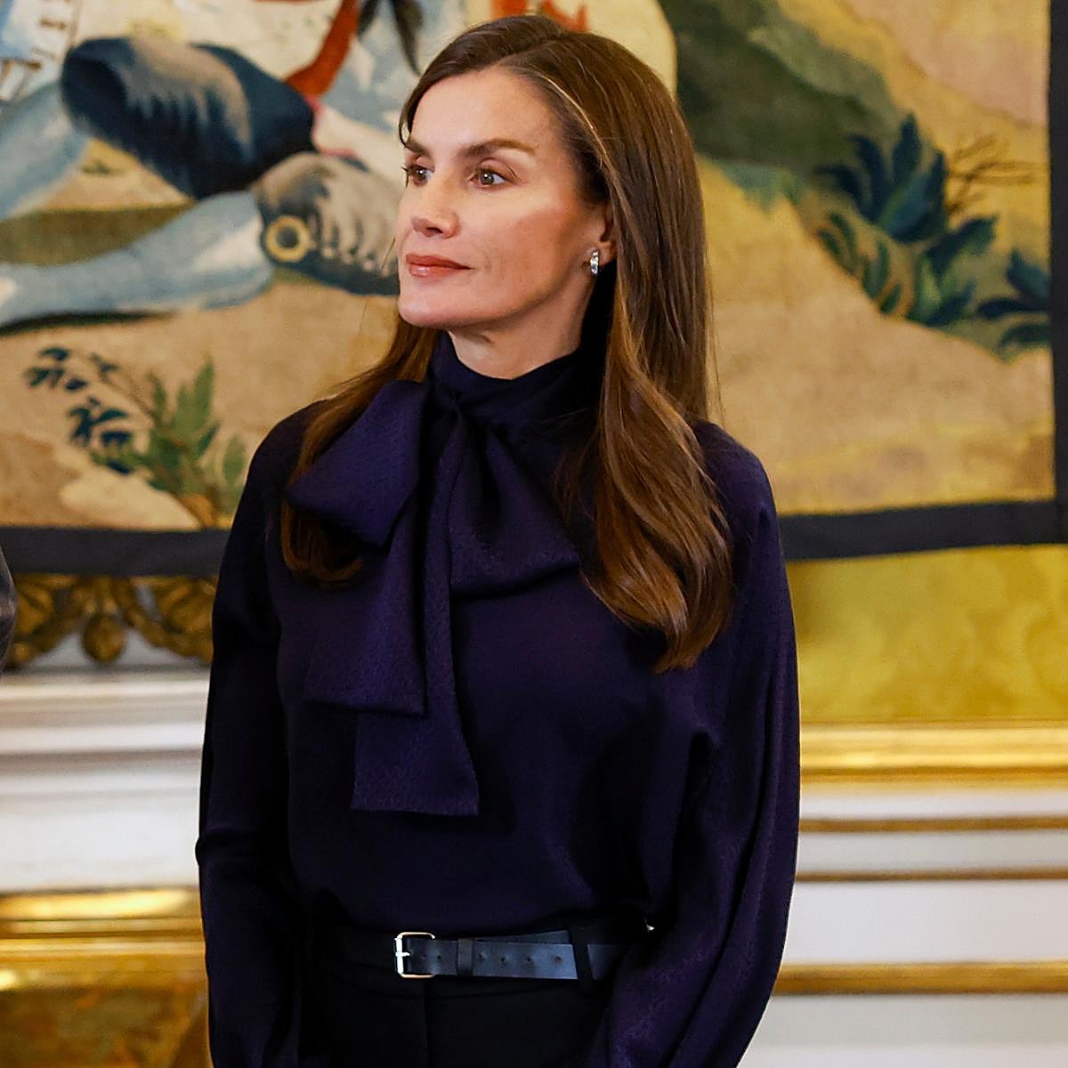 La reina Letizia con blusa con lazo XL