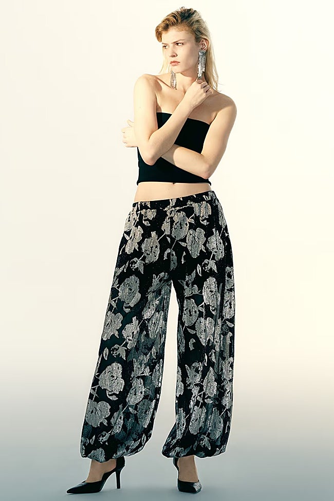 Pantalón con estampado de flores de Sfera (39,99 euros)