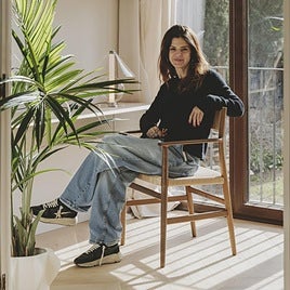 Mireia Torruella, interiorista, sobre decorar a partir de los 50: «Elige un suelo sin juntas que evita caídas y facilita que te muevas bien por tu casa»