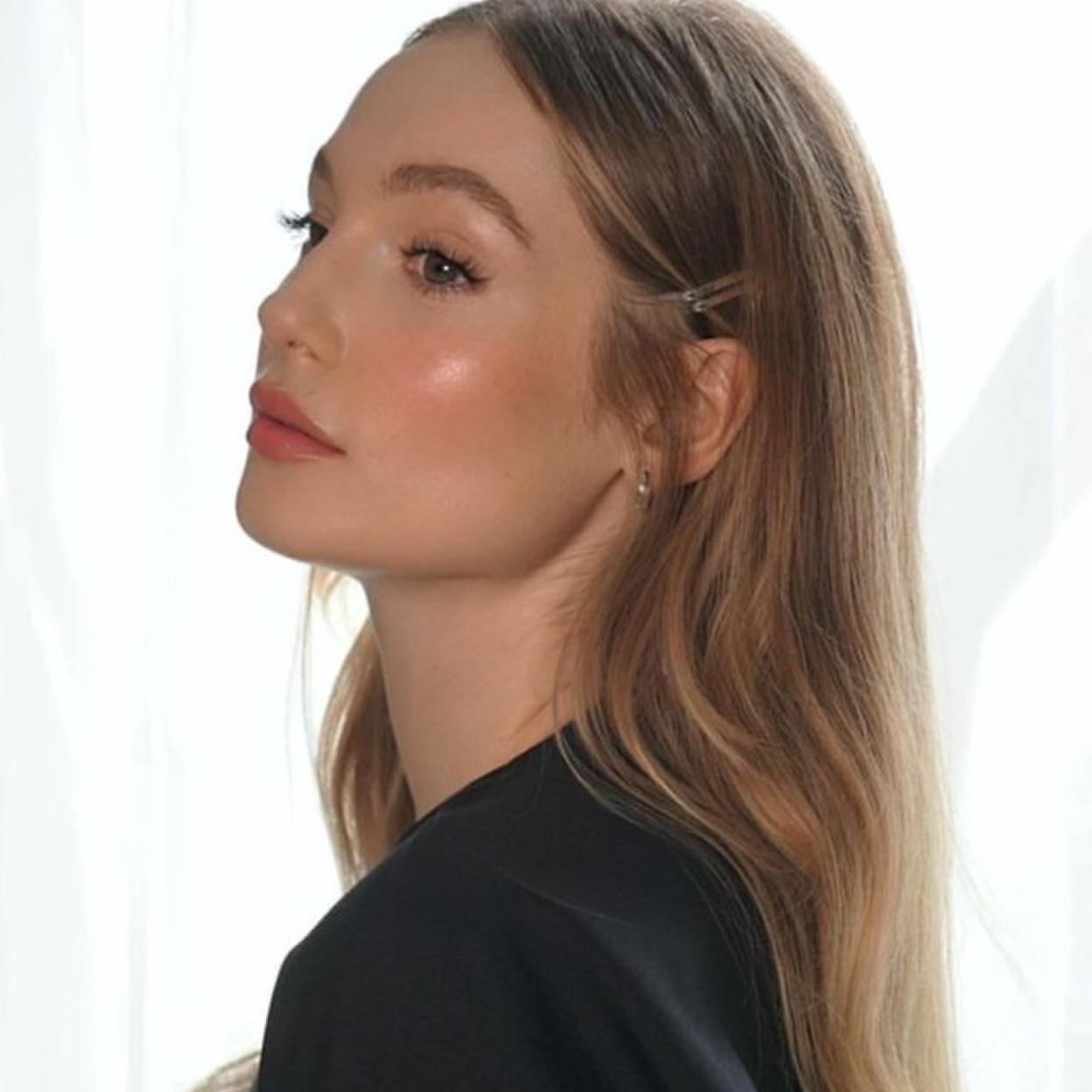 Hannah Dodd con bronceador natural en piel clara