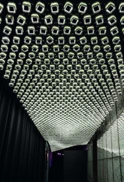 Imagen secundaria 2 - Rafael Lozano-Hemmer, el artista que ha creado las dos nuevas Cámaras de las Maravillas, Kristallstimmen y Pulse Voroni, que aparecen en las imágenes.