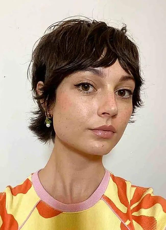 Imagen - Corte de pelo guillotina con flequillo bardot/@florence.hair