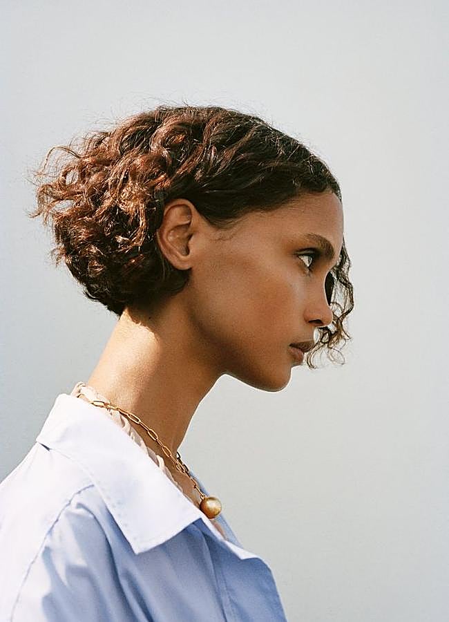 Imagen - Corte de pelo rizado micro bob tendencia para 2025/@thebeautycon