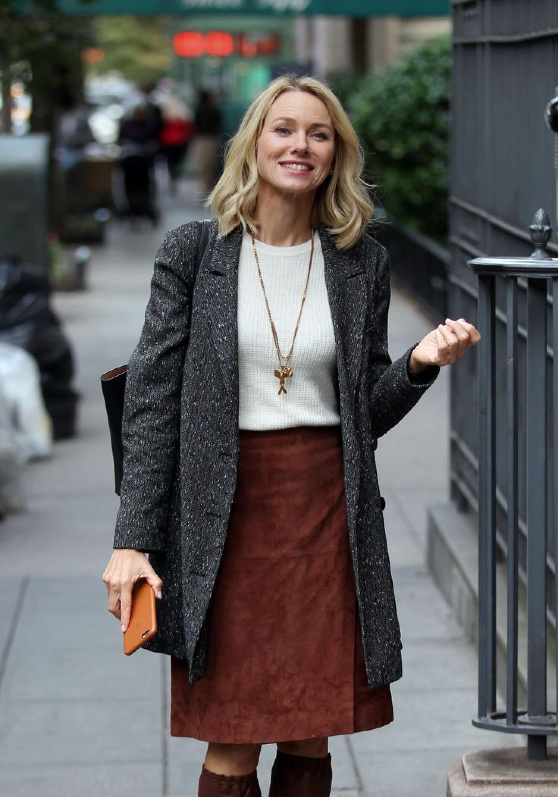 Naomi Watts con falda de ante a los 50 años