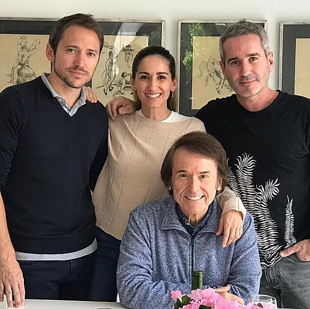 Raphael con sus tres hijos el Día del Prade. 