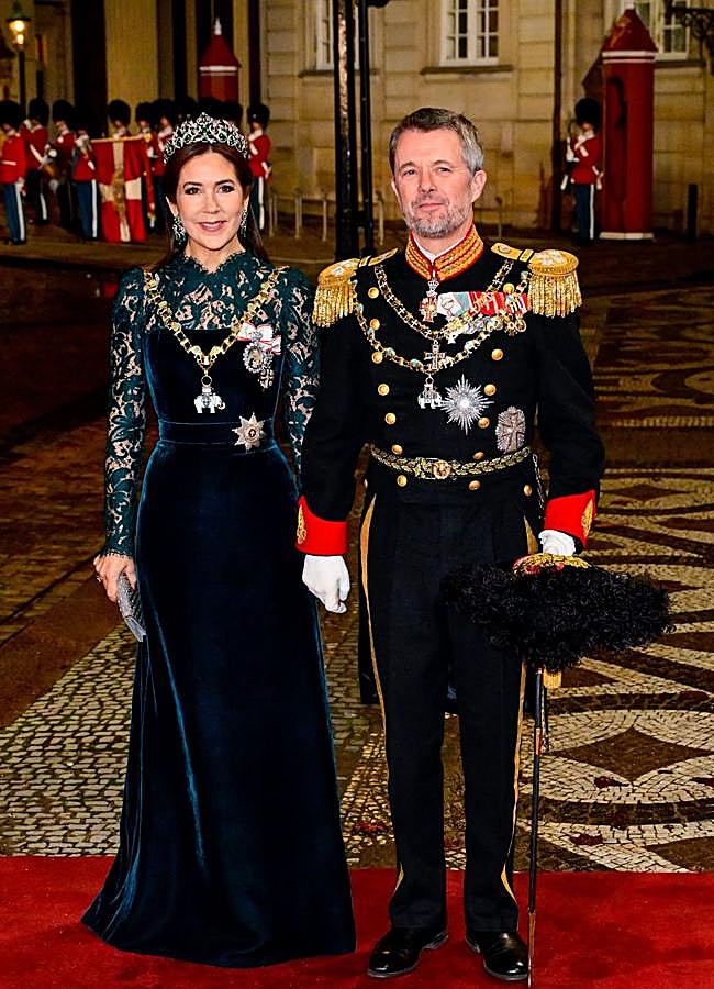 El espectacular look de gala de Mary de Dinamarca para recibir el Año ...