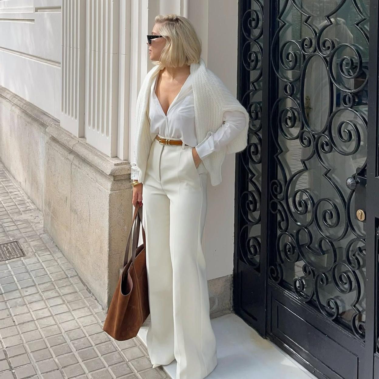 Influencer con pantalones de vestir en tono neutro