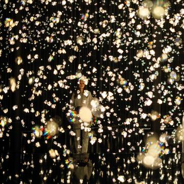 Imagen secundaria 1 - Rafael Lozano-Hemmer, el artista que ha creado las dos nuevas Cámaras de las Maravillas, Kristallstimmen y Pulse Voroni, que aparecen en las imágenes.