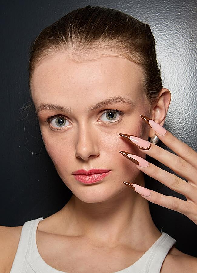 Imagen - Uñas largas con nail art en marrón chocolate. Foto: Launchmetrics spotlight