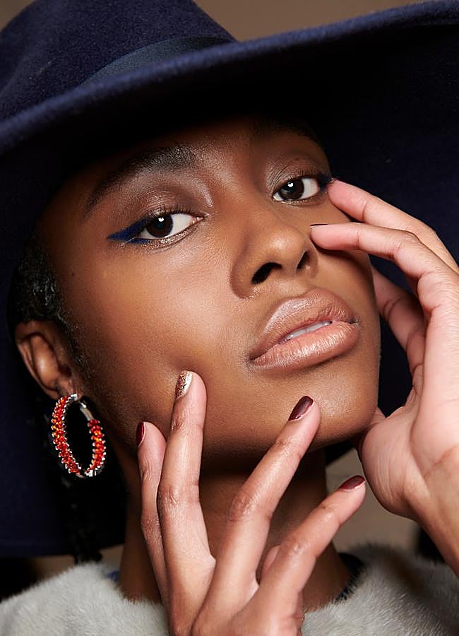 Imagen - Uñas en color marrón chocolate con detalle de purpurina. Foto: Launchmetrics spotlight.