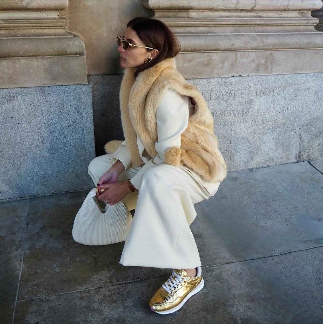 Influencer con zapatillas Hoff made in Spain