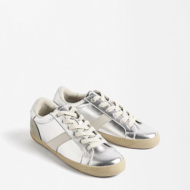 Zapatillas plateadas de Parfois.
