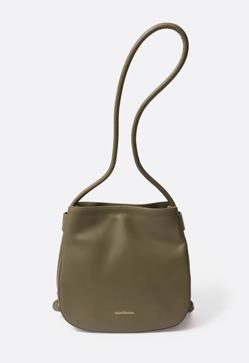 Imagen secundaria 2 - Cinturón hebilla especial de Tintoretto (15,99€) Tote Gabin burdeos granulado de Sézane (340€) Bolso Lia romanche de Mint&Rose (159€)