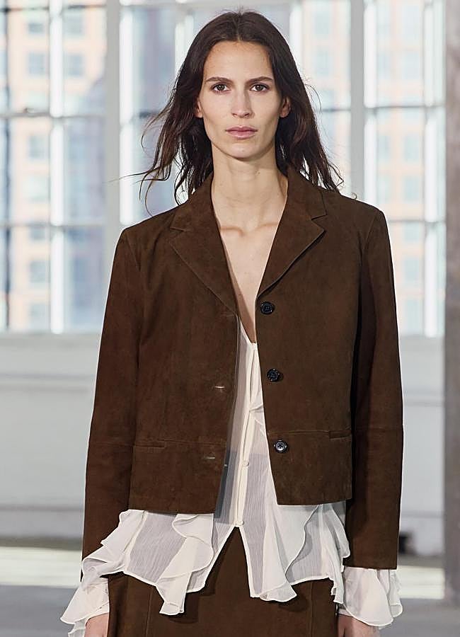 Imagen - Chaqueta blazer cropped de ante marrón chocolate