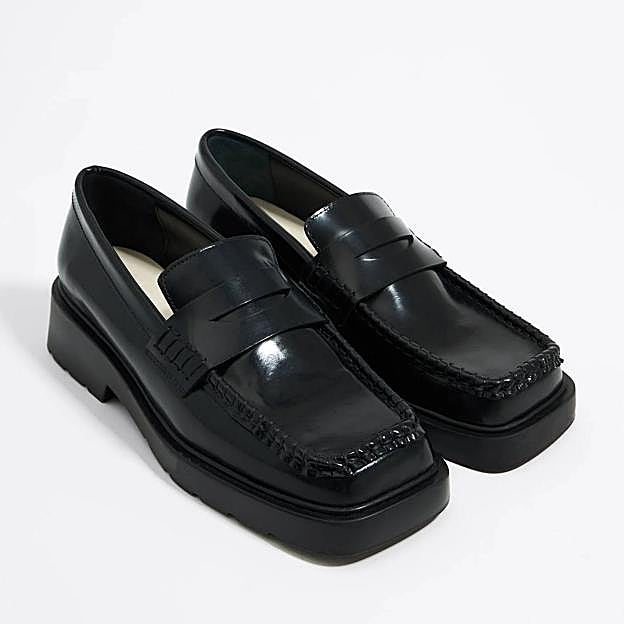 Imagen principal - Mocasín piel brillo negro de Bimba y Lola (135€)/ Zapato punta destalonado de Mango (35,99€)/ Botines de tacón negros con punta cuadrada de Bosanova (42,95€)