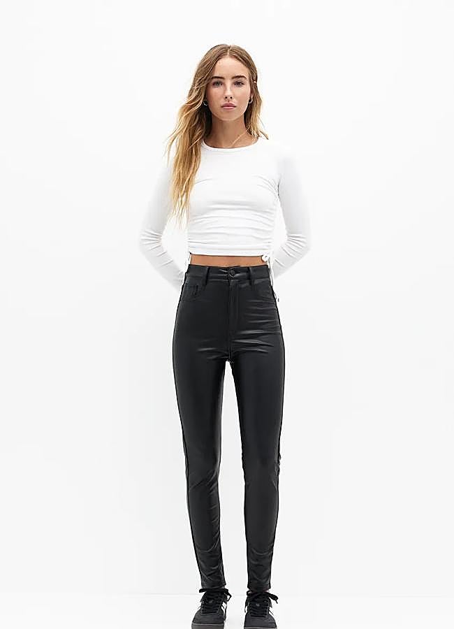 Imagen - Pantalón de cuero en negro de Pull & Bear (22,99 euros).