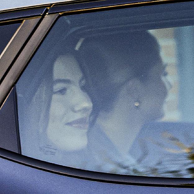 La infanta Sofía y la princesa Leonor de camino a celebrar la tarde de reyes con su abuelo, Jesús Ortiz.