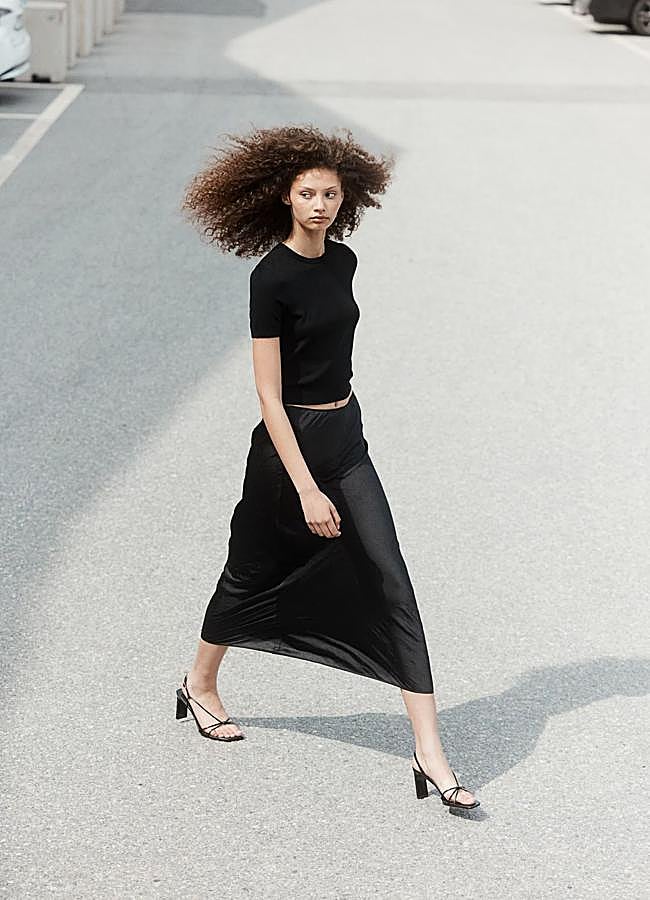 Imagen - Falda negra midi satinada estilo lencero