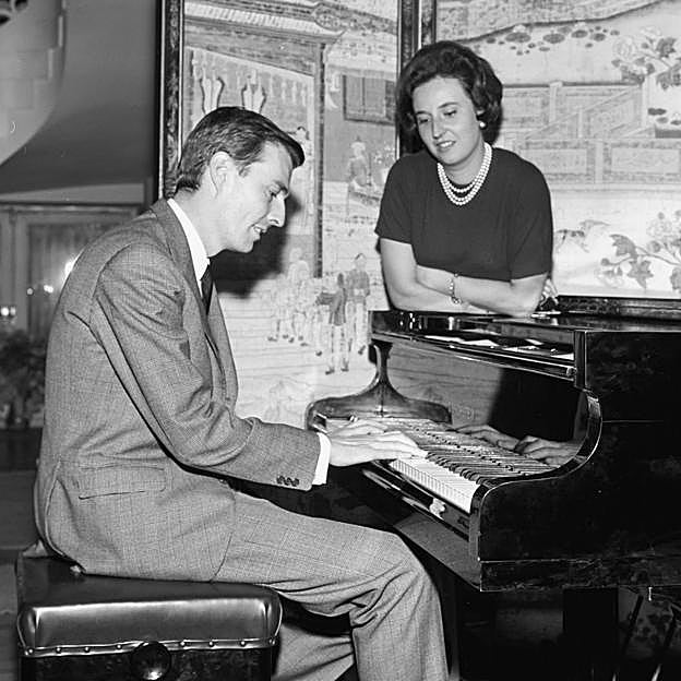 La infanta Pilar y su marido, Luis Gómez-Acebo. 