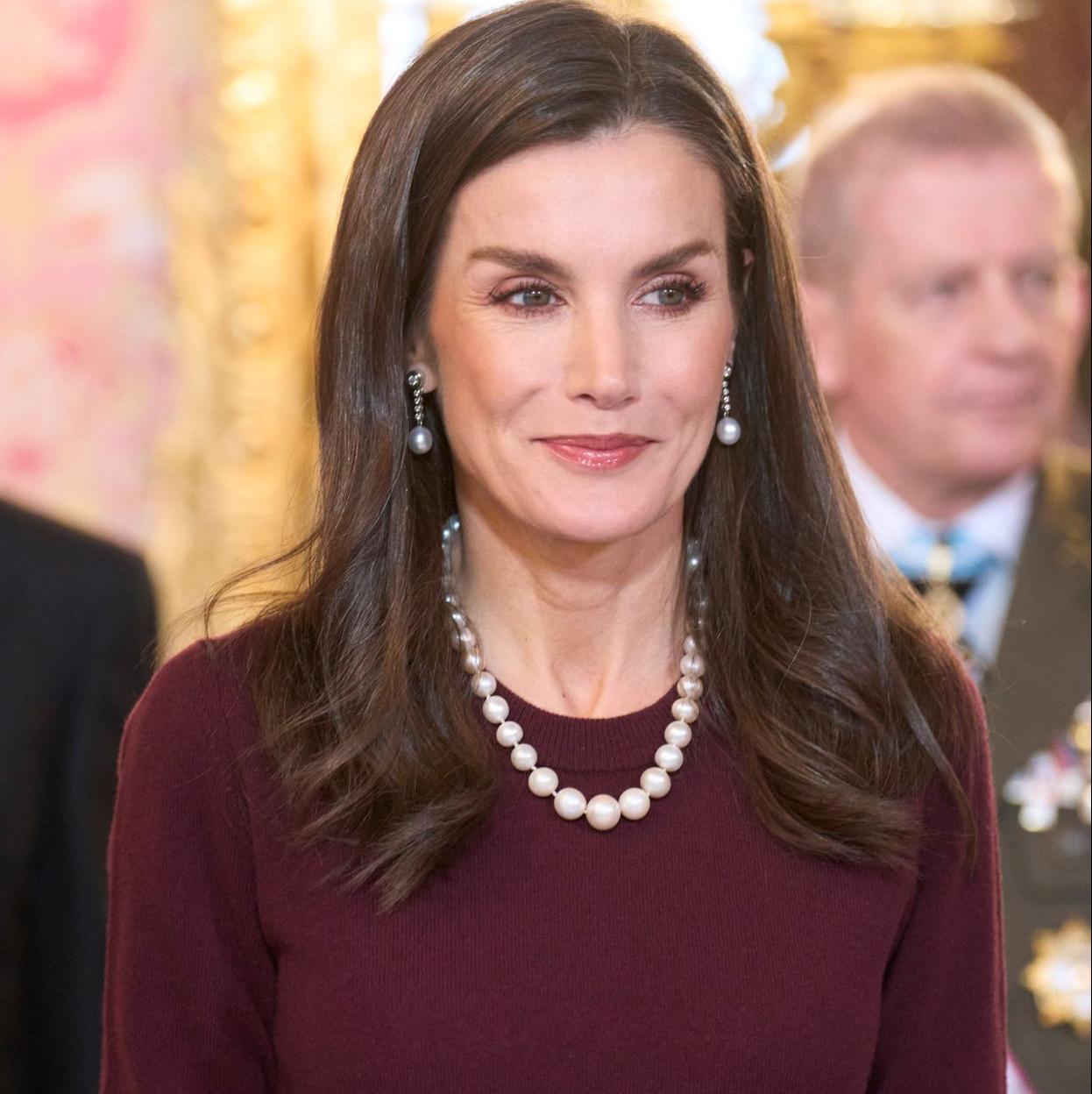 La reina Letizia en la Pascua Militar con el collar de perlas de Isabel II de España.