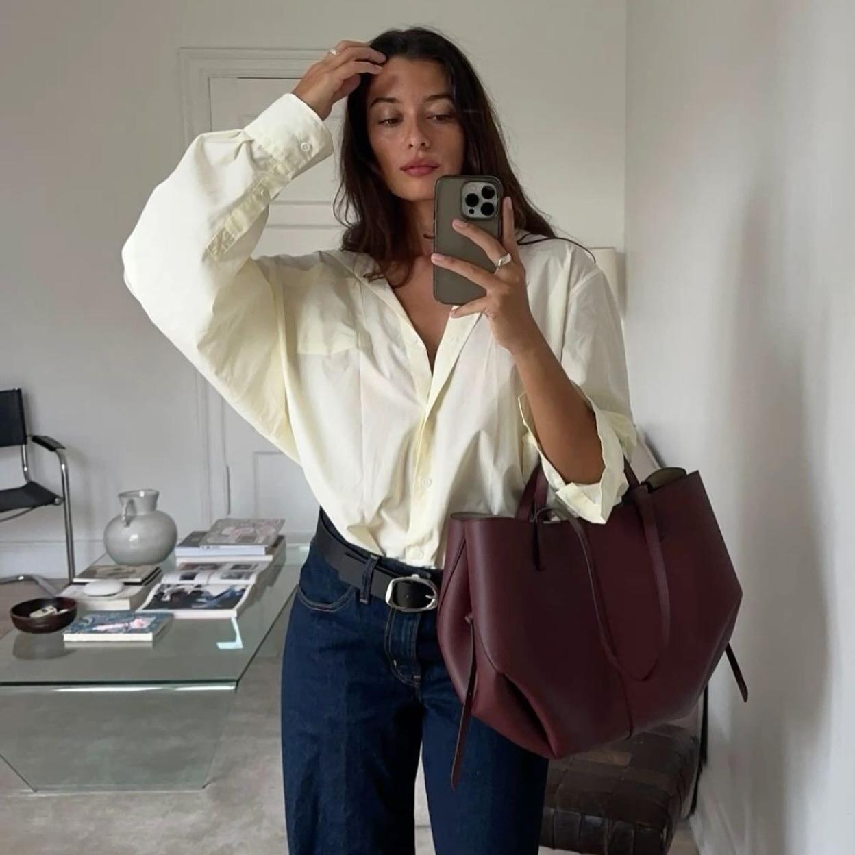 Influencer con bolso de piel elegante