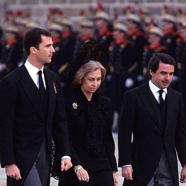 El príncipe Felipe, la reina Sofía y José María Aznar, durante el funeral. 