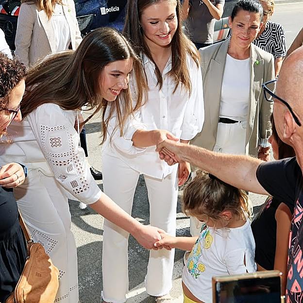 La infanta Sofía parece más cómoda cuando acompaña a su hermana, la princesa Leonor, y ocupa un papel secundario. 
