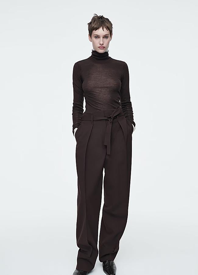 Imagen - Pantalones marrón chocolate de COS, 55 euros (antes 139 euros).