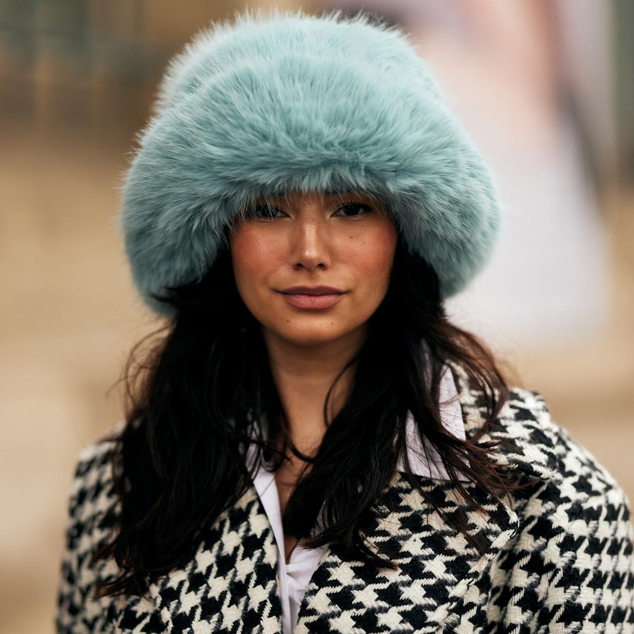 Mujer con gorro de pelo