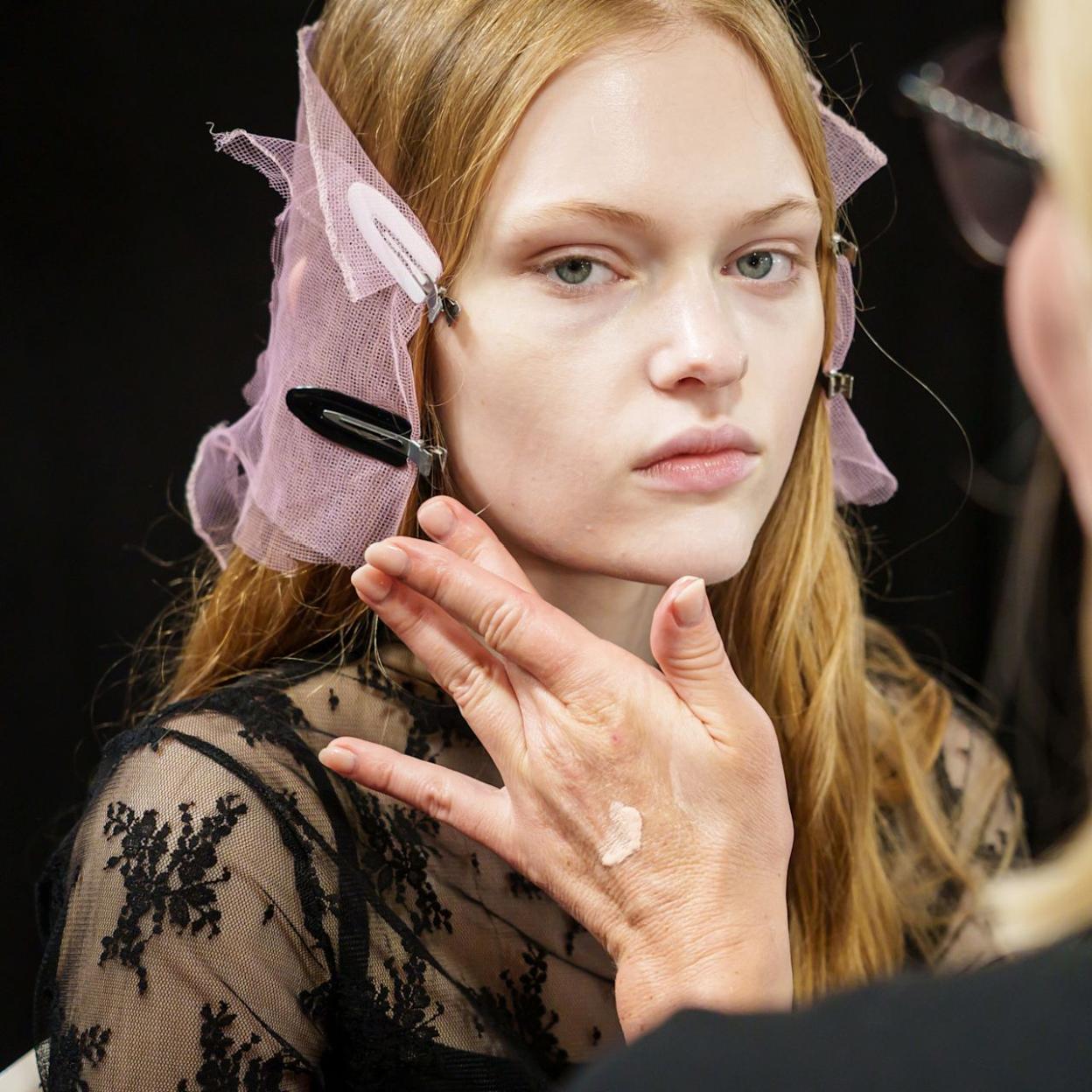 Maquilladora preparando la piel antes del maquillaje