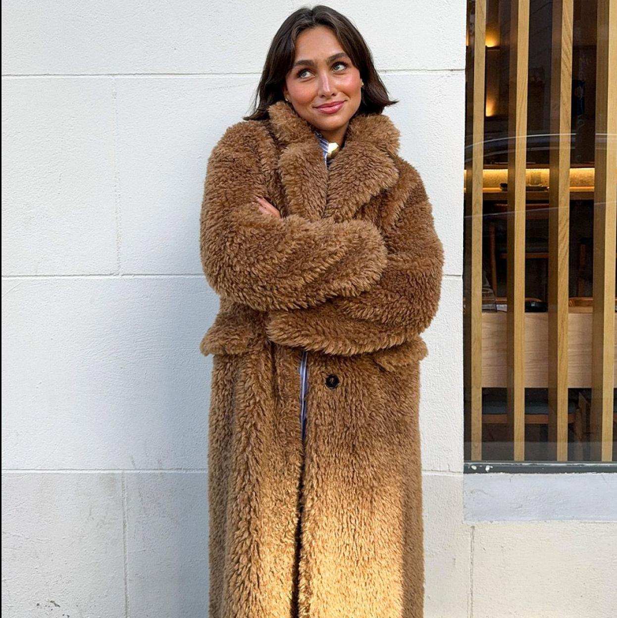 Influencer con abrigo de Sfera