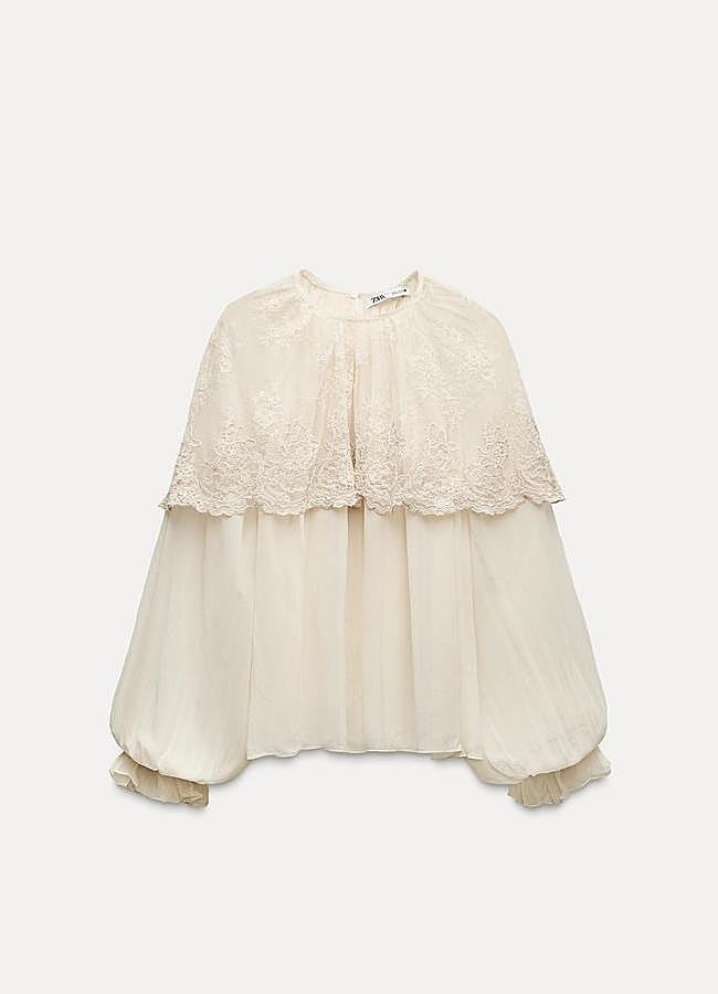 Imagen - Blusa con volantes en beige de Zara.