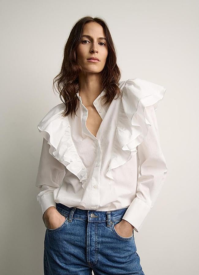 Imagen - Blusa con detalle de volantes en blanco de Zara.