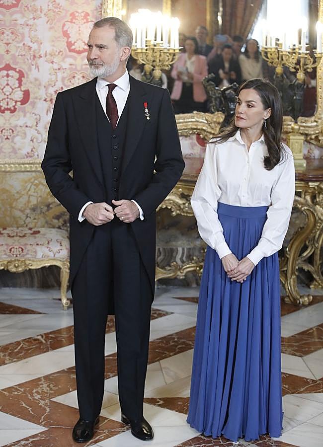 Imagen - La reina Letizia combinó la falda con una camisa blanca. / LIMITED PICTURES