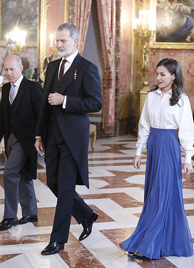 Imagen - La reina Letizia con una falda larga azul. / LIMITED PICTURES