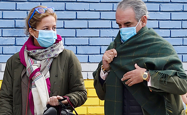 Bohemios con un toque español, Adriana Torres y Mario Conde, una pareja enamorada y conjuntada. 