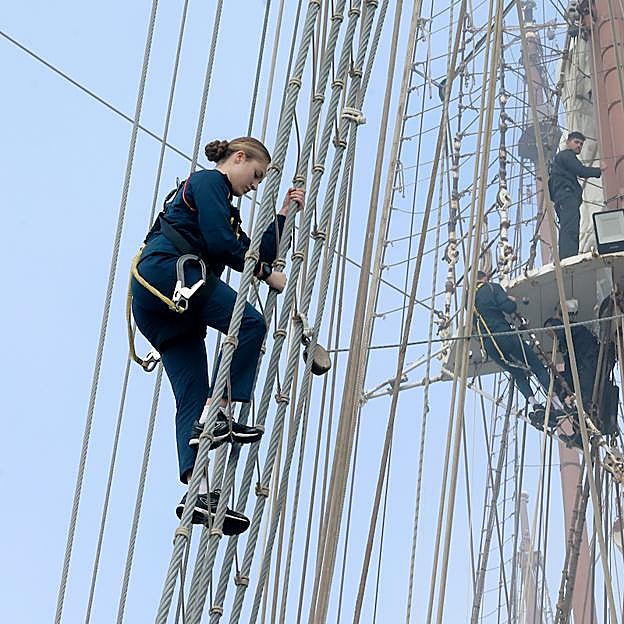 La princesa Leonor, subiendo por la escala del buque Elcano. 