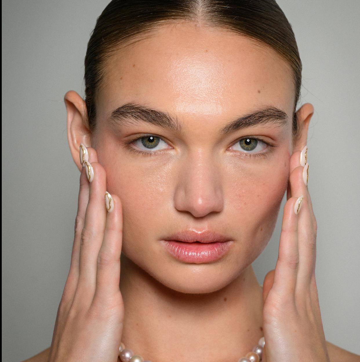 Esmaltes de uñas naturales para las que quieren un respiro de la semipermanente