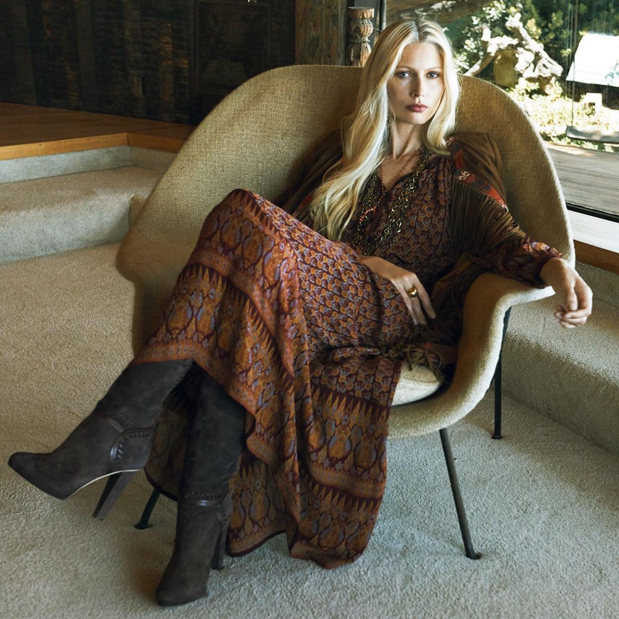 Influencer con vestido boho elegante