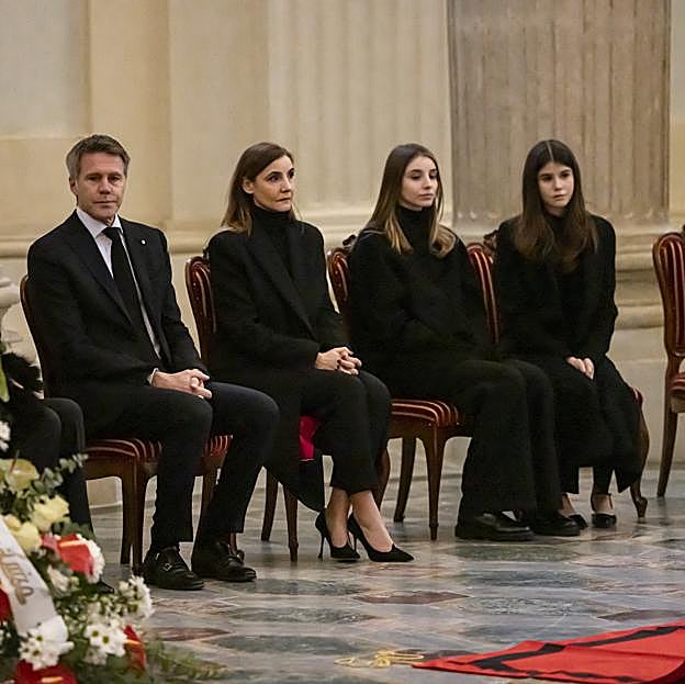 Emanuele Filiberto de Saboya y Clotilde Coureau con sus hijas en el funeral de Victor Manuel de Saboya
