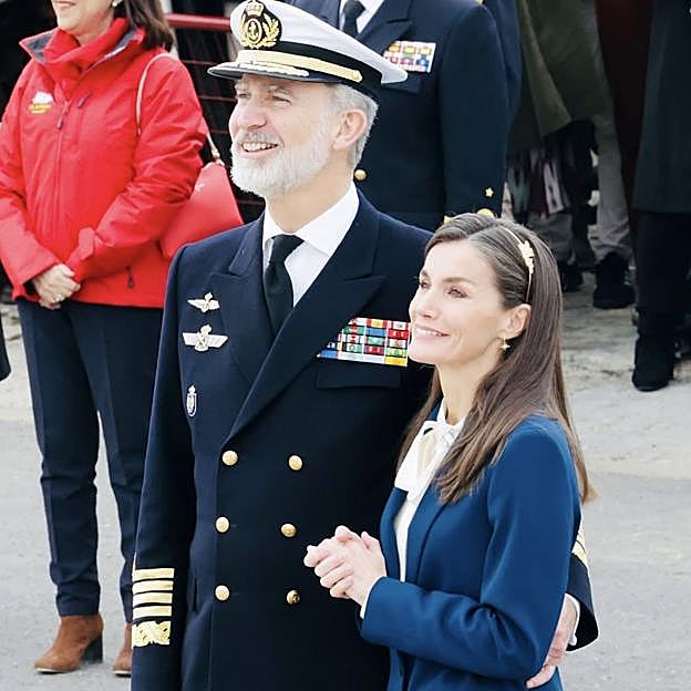 La entrañable estampa de unos emocionados Felipe de Borbón y Letizia Ortiz, al despedir a su hija Leonor, guardamarina en la Escuela Naval de Marín.