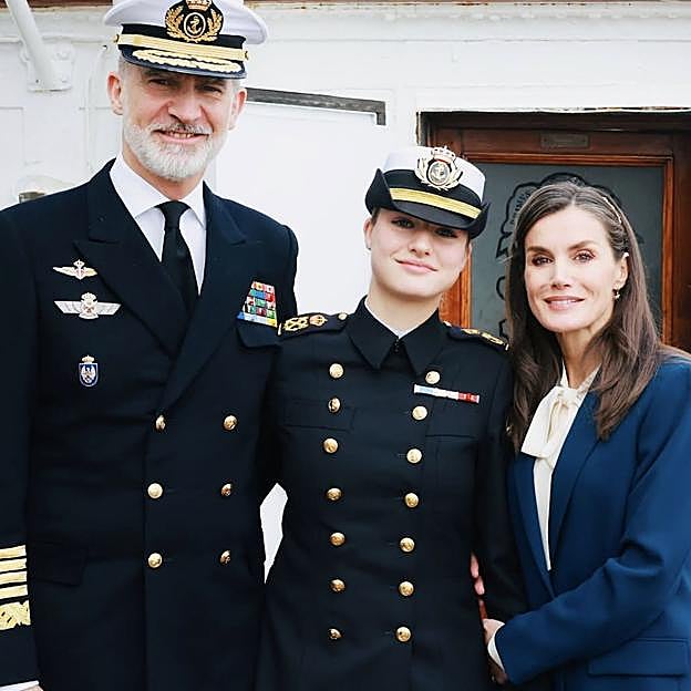 Los reyes Felipe y Letizia y la princesa Leonor posaron emocionados, en su último día juntos en Cádiz. 
