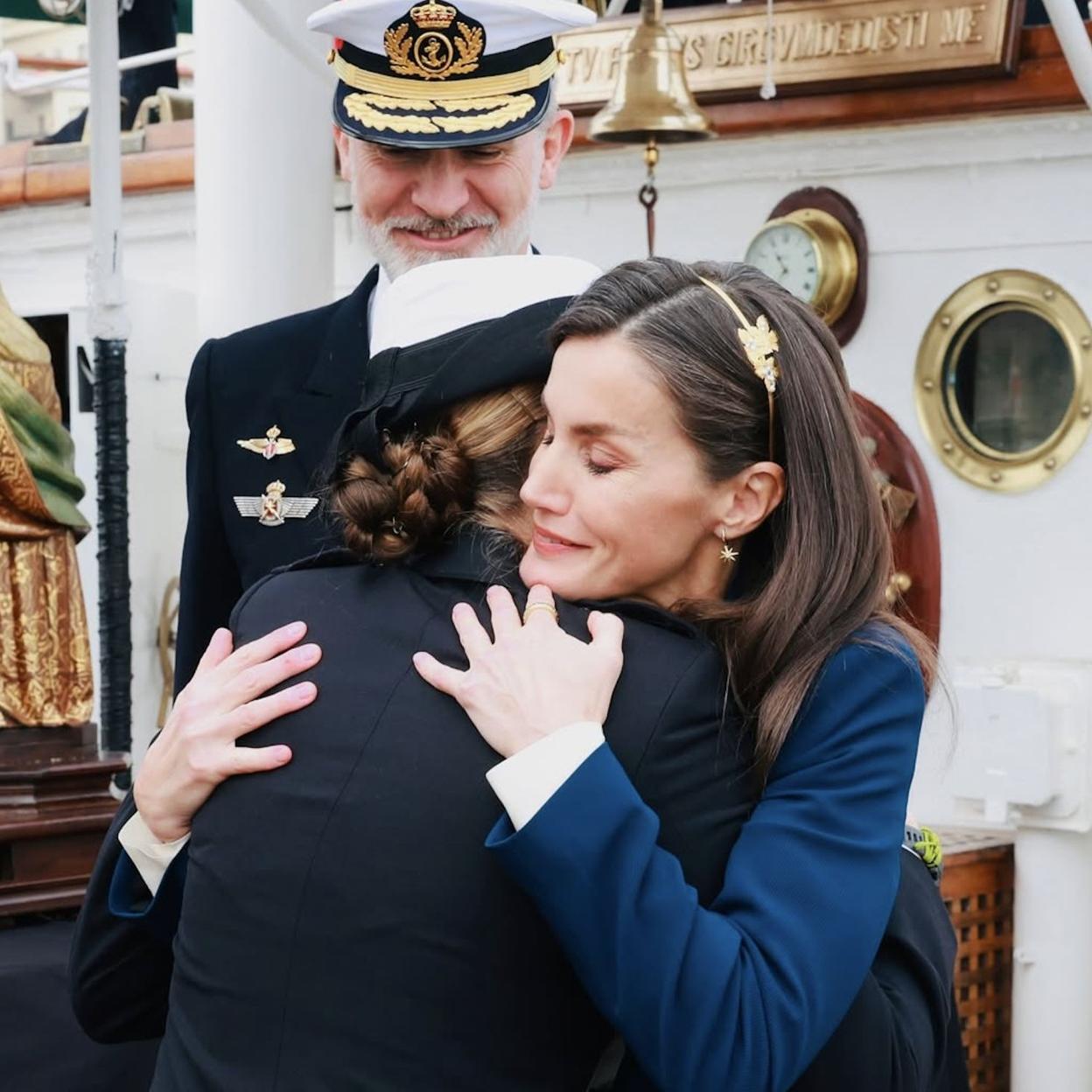 La emocionante despedida en cubierta del buque escuela Juan Sebastián Elcano de los reyes Felipe y Letizia a la princesa Leonor. 