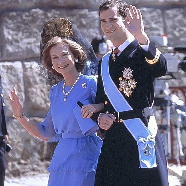 La reina Sofía y el entonces príncipe Felipe, la pareja más elegante en una boda en los años 90. 