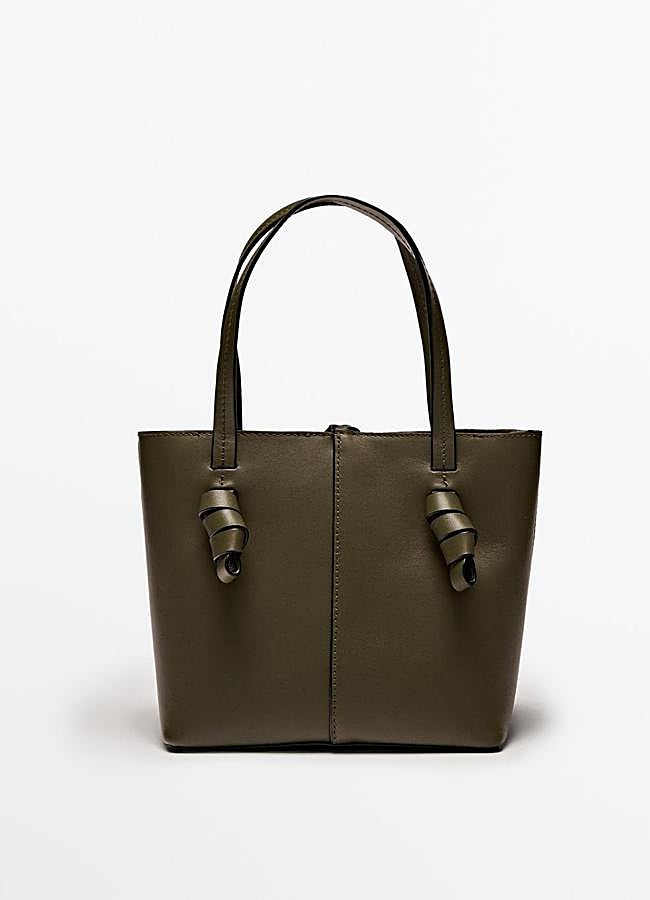 Imagen - Bolso mini bucket en piel y color verde de Massimo Dutti.