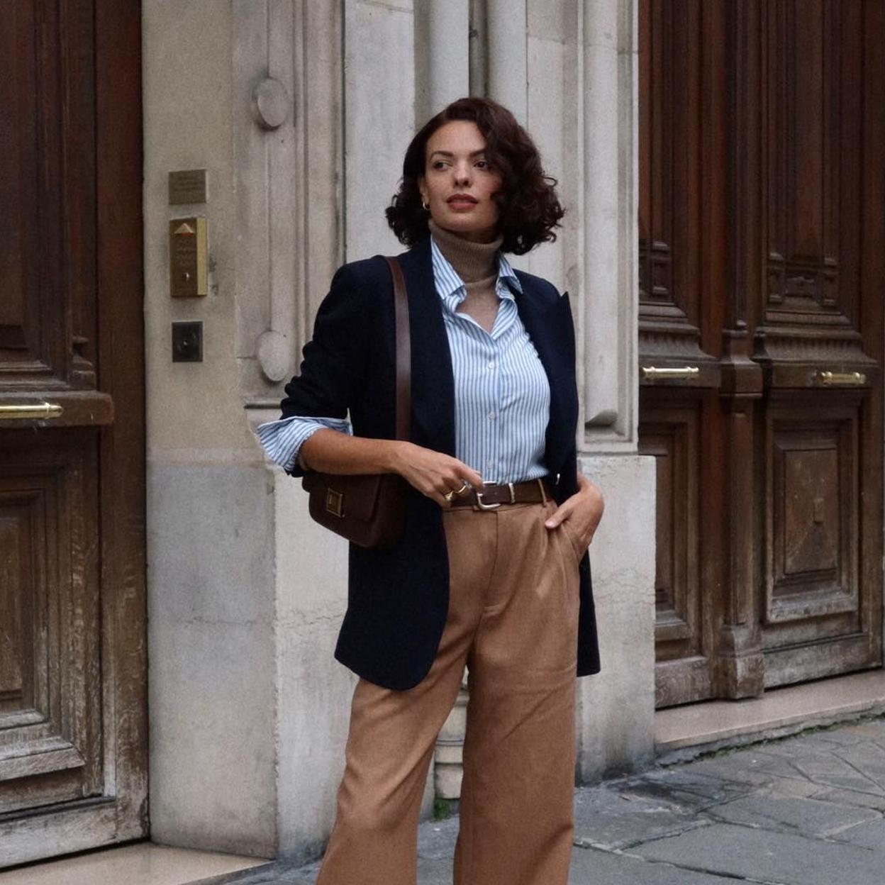 Influencer con camisa básica