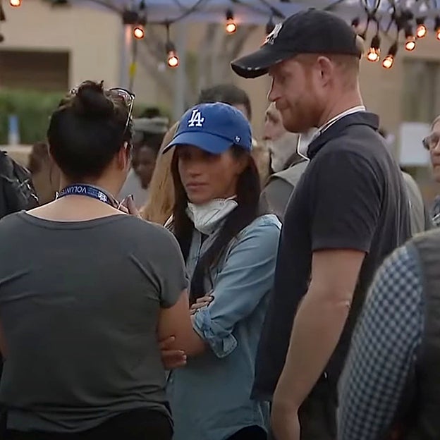 Los duques de Sussex junto a varios afectados por el incendio. 