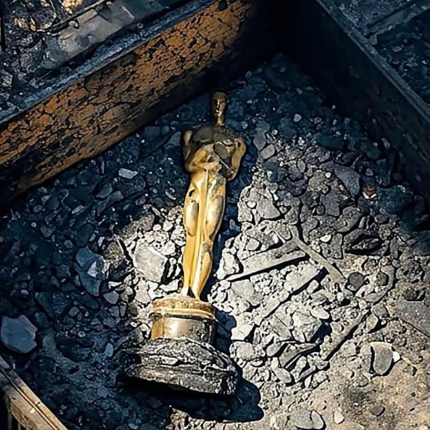 Los restos de un premio Oscar en una casa incendiada. 